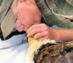 Γιατρός έδωσε το φιλί της ζωής σε...... αετό!