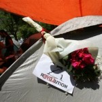 Οι Αγανακτισμένοι παραμένουν στο Σύνταγμα