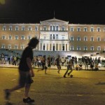 Όλο και περισσότεροι Αγανακτισμένοι στο Σύνταγμα