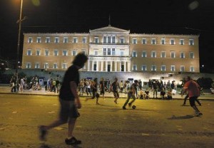 Όλο και περισσότεροι Αγανακτισμένοι στο Σύνταγμα