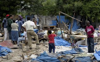 Μένουν ακόμα σε σκηνές και παραπήγματα