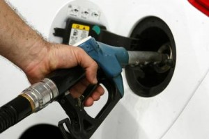 Πλαφόν στην τιμή της αμόλυβδης βενζίνης