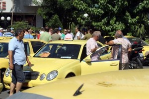 Συγκέντρωση έξω από το υπουργείο Μεταφορών προγραμματίζουν οι ιδιοκτήτες ταξί