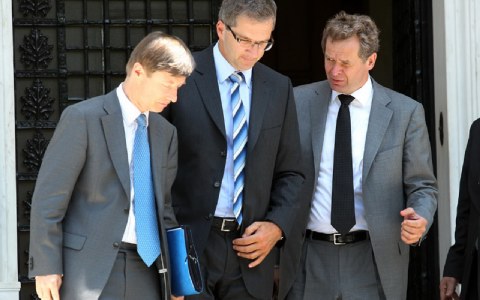 Ύφεση 5% προβλέπει η τρόικα για την Ελλάδα το 2013