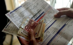 Mείωση στα τέλη για τα δίκτυα ρεύματος