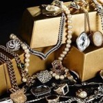 Πέταξε στα σκουπίδια τα πανάκριβα κοσμήματα της γυναίκας του!
