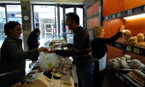 Αλαλούμ στην αγορά στην πρεμιέρα του αυξημένου ΦΠΑ