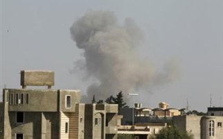 Το ΝΑΤΟ βομβαρδίζει τη Λιβύη