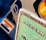 Οι πιστωτικές κάρτες του έσωσαν τη ζωή από τα φονικά μαχαιρώματα!