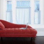 Εθισμένη στην γεύση του αφρολέξ των καναπέδων!