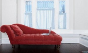 Εθισμένη στην γεύση του αφρολέξ των καναπέδων!