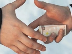Η οικονομική κρίση χτύπησε και τη... διαφθορά