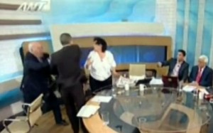 L’éxpress: «Νεοναζιστής βουλευτής χτυπά κομουνίστρια συνάδελφό του στην τηλεόραση»