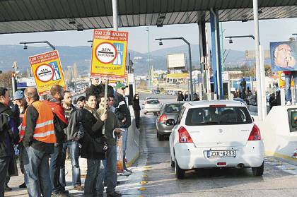 Λένε όχι στη μείωση των τιμών και κατά τη διάρκεια των συναντήσεων προχώρησαν προκλητικά σε νέες αυξήσεις!