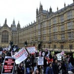 Διαδηλώσεις φοιτητών σε Λονδίνο και Μάντσεστερ για τα δίδακτρα των πανεπιστημίων