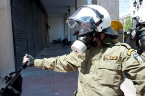 «Δώρο» τσάντα με μολότοφ από την ΕΛ.ΑΣ