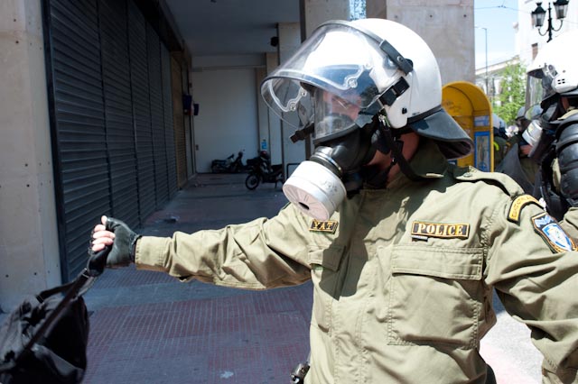 «Δώρο» τσάντα με μολότοφ από την ΕΛ.ΑΣ