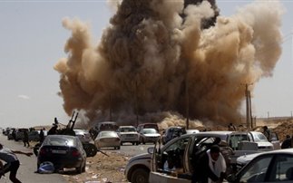 Οι δυνάμεις του Καντάφι οδεύουν στα σύνορα με Τυνησία