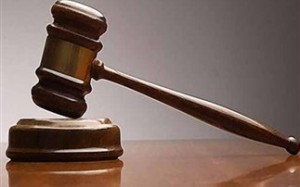 Αφού την... χάρηκε, της πήρε πίσω τα λεφτά και την απείλησε