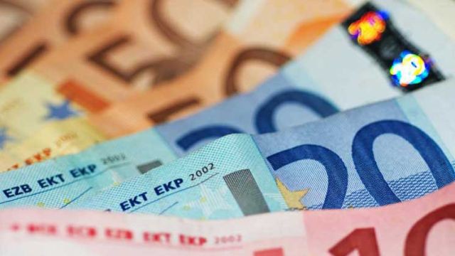 Ανοίγουν οι τράπεζες στην Κύπρο με όριο ανάληψης τα 300 ευρώ