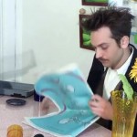 Πως μπορείς να γυρίσεις σελίδα στην εφημερίδα χωρίς να την ακουμπήσεις; (βίντεο)