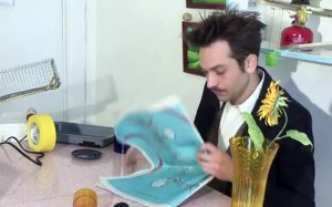 Πως μπορείς να γυρίσεις σελίδα στην εφημερίδα χωρίς να την ακουμπήσεις; (βίντεο)