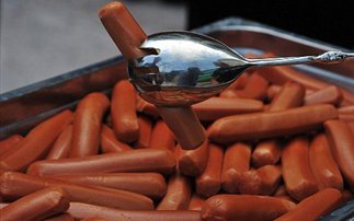 Τα hot dog συνδέονται με καρκίνο του παχέος εντέρου
