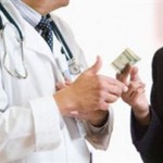 Δεν έπεισε ο χειρουργός με το «φακελάκι»