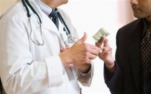 Δεν έπεισε ο χειρουργός με το «φακελάκι»