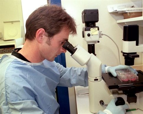 Αντιδράσεις για την αναστολή κρατικών υποτροφιών στην έρευνα