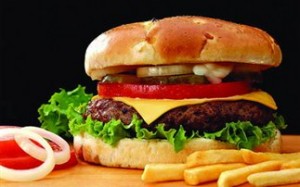 Γιατί «κολλάμε» με το junk food;