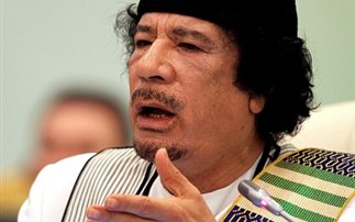 «Στενεύουν» τα περιθώρια για τον Καντάφι