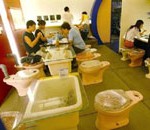 Καθίσματα λεκάνες σε ρομαντικό εστιατόριο!