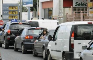 Ουρές στα βενζινάδικα λόγω της απεργίας στα διυλιστήρια