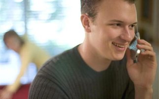 Η πολυλογία στο κινητό μειώνει τη γονιμότητα των ανδρών