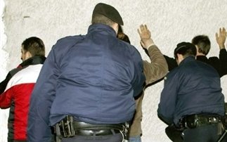 Με κλεμμένο ΙΧ μετέφερε λαθρομετανάστες