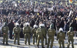 Ενωμένοι για την παγκόσμια αλλαγή χιλιάδες διαδηλωτές