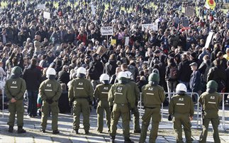 Ενωμένοι για την παγκόσμια αλλαγή χιλιάδες διαδηλωτές