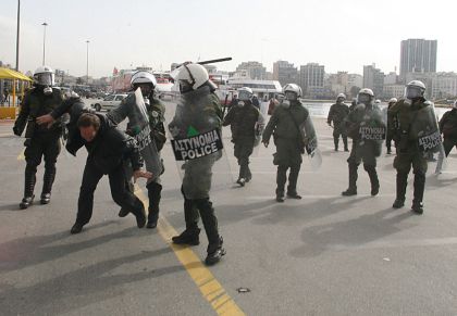 Με αύρες, σκυλιά και πλεξιγκλάς κατά διαδηλωτών από Σεπτέμβριο