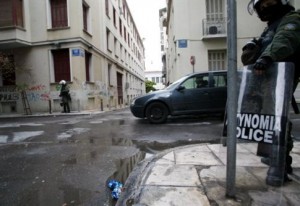 Επιθέσεις με μολότοφ σε γραφεία του ΚΚΕ και κατά αστυνομικών στην Αθήνα