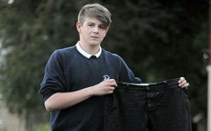 Έβαλαν μαθητή σε απομόνωση επειδή φόρεσε τζιν παντελόνι