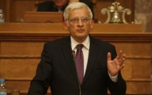 Ικανοποίηση για την ψήφιση του μεσοπρόθεσμου