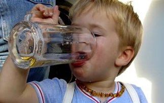 Μεθυσμένοι γονείς γίνονται παράδειγμα για τα παιδιά τους