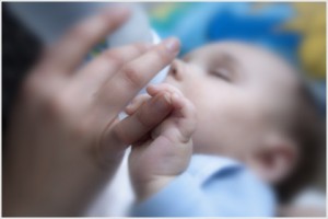 Πόλεμος σούπερ μάρκετ – φαρμακείων για τη διάθεση βρεφικού γάλακτος
