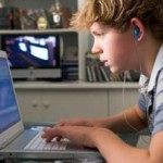 Εξαρτημένοι οι έφηβοι από το διαδίκτυο