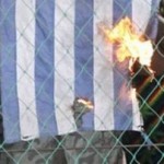 Άγνωστοι επιχείρησαν να κάψουν ελληνικές σημαίες