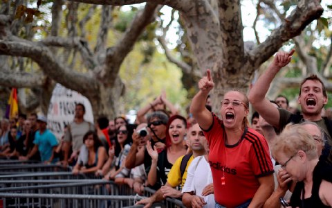 Αφού ανέτρεψε κυβερνήσεις, η κρίση απειλεί τη συνοχή εθνικών κρατών