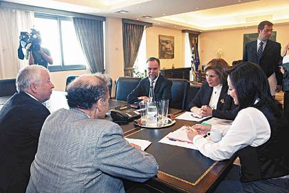 Σκληραίνει η κόντρα με πρυτάνεις