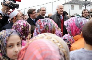 Δεσμεύση για τα προβλήματα της μειονότητας