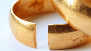 Έκανε τελετή διαζυγίου για να γιορτάσει τον χωρισμό της